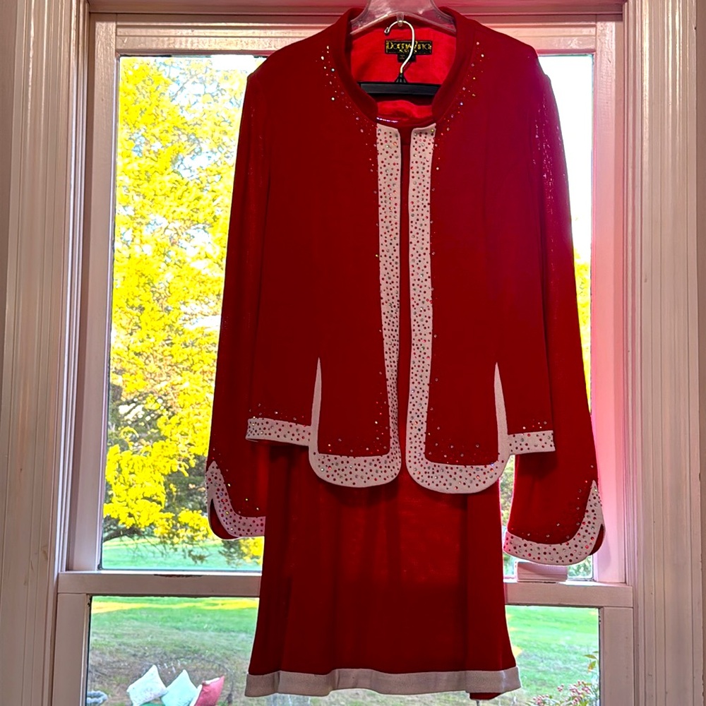 Beautiful Donna Vinci Women’s 2-Piece Red Suit, Size 24